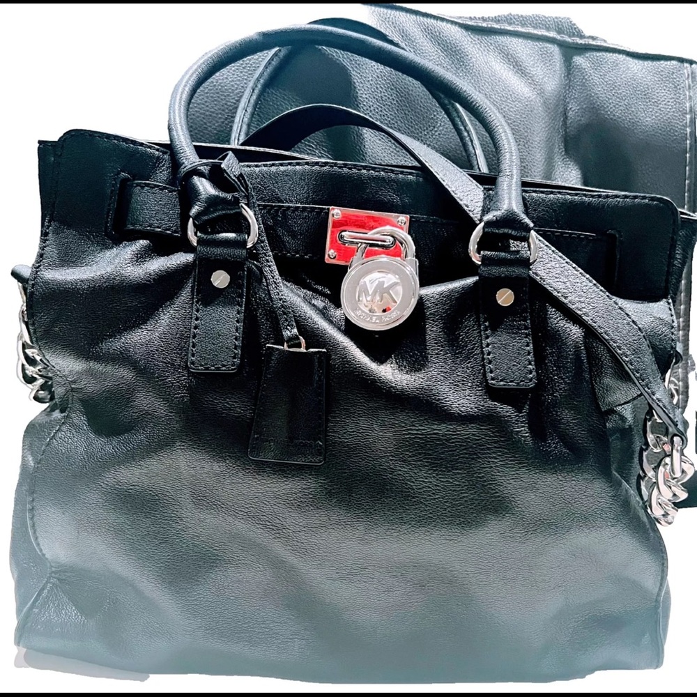 MICHAEL KORS LEATHER HANDBAG BLACK WITH SILVER CHAIN AND TRIM BEAUTIFUL!